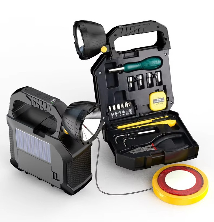 نمای نزدیک چراغ LED و پنل خورشیدی برای شارژ