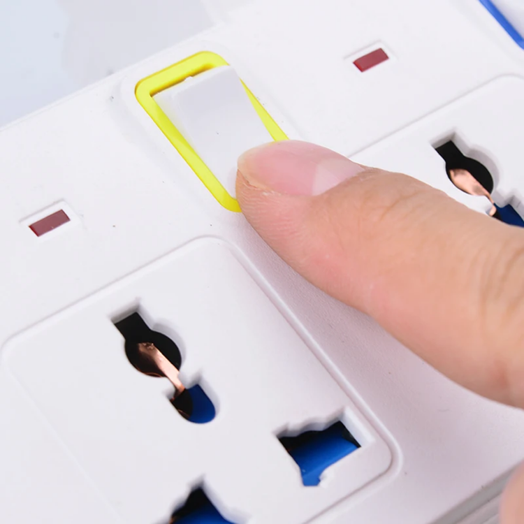 چندراهی برق ۳ خانه یونیورسال برند GKK با کلید مجزا و ۳ پورت USB